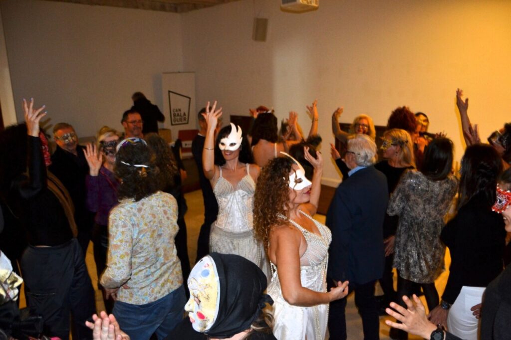 Asistentes con m&aacute;scaras en la Fiesta de M&aacute;scaras de Primavera en Mallorca
