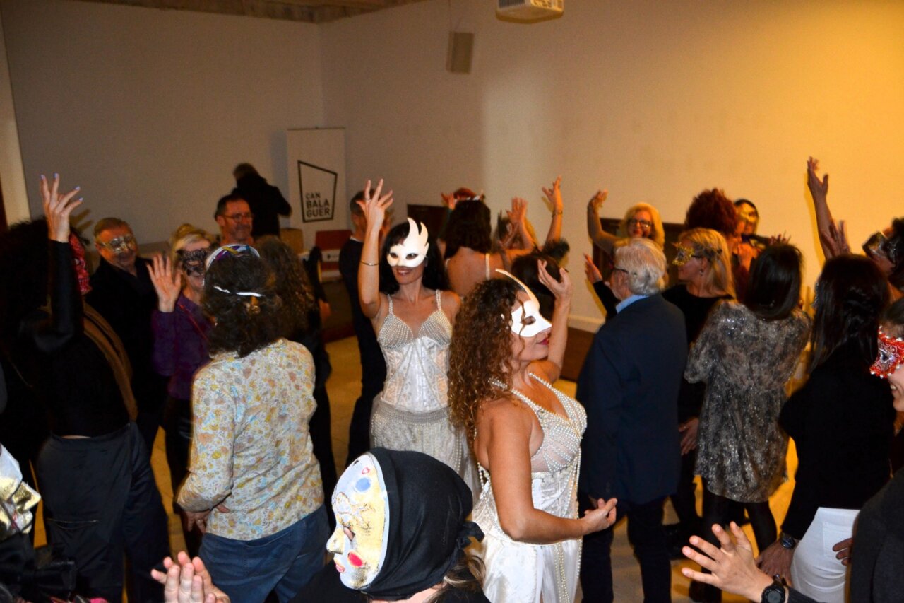 Asistentes con m&aacute;scaras en la Fiesta de M&aacute;scaras de Primavera en Mallorca