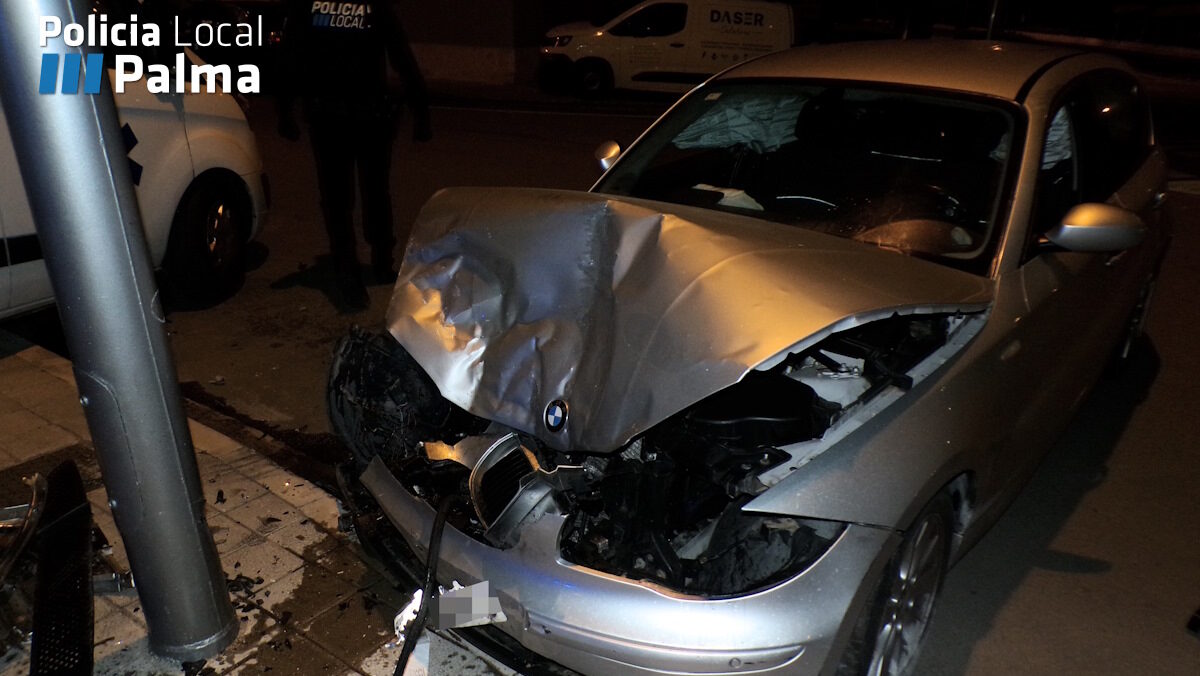 Un conductor borracho estampa su coche y tira restos de la carrocer&iacute;a a los polic&iacute;as