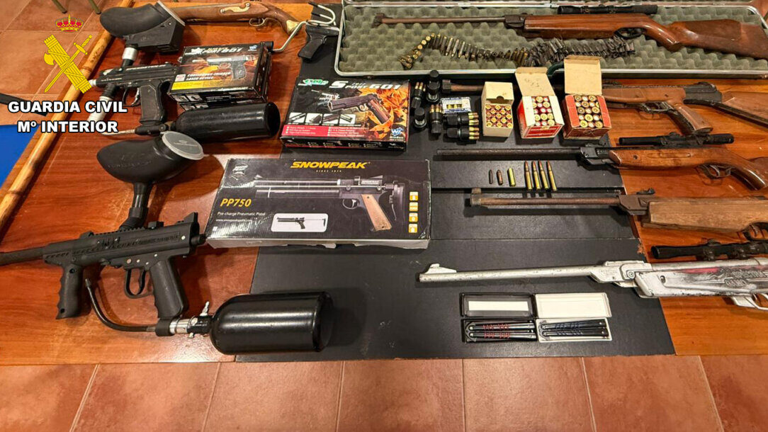 Diversas armas incautadas en un mercadillo de Campos por la Guardia Civil