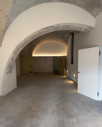 Interior de un espacio renovado con arcos y luz natural