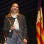 Maria Agn&egrave;s Sampol, nueva alcaldesa de Porreres, sonriendo entre &aacute;rboles.