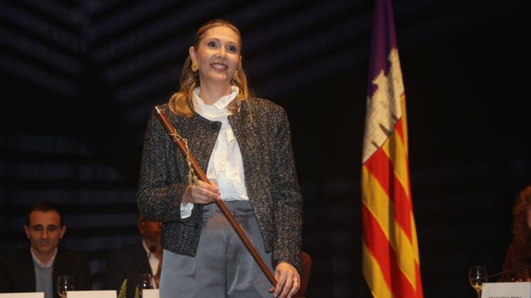 Maria Agn&egrave;s Sampol, nueva alcaldesa de Porreres, sonriendo entre &aacute;rboles.
