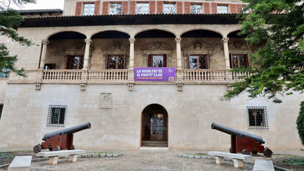 Fachada del edificio con pancarta sobre igualdad en Palma