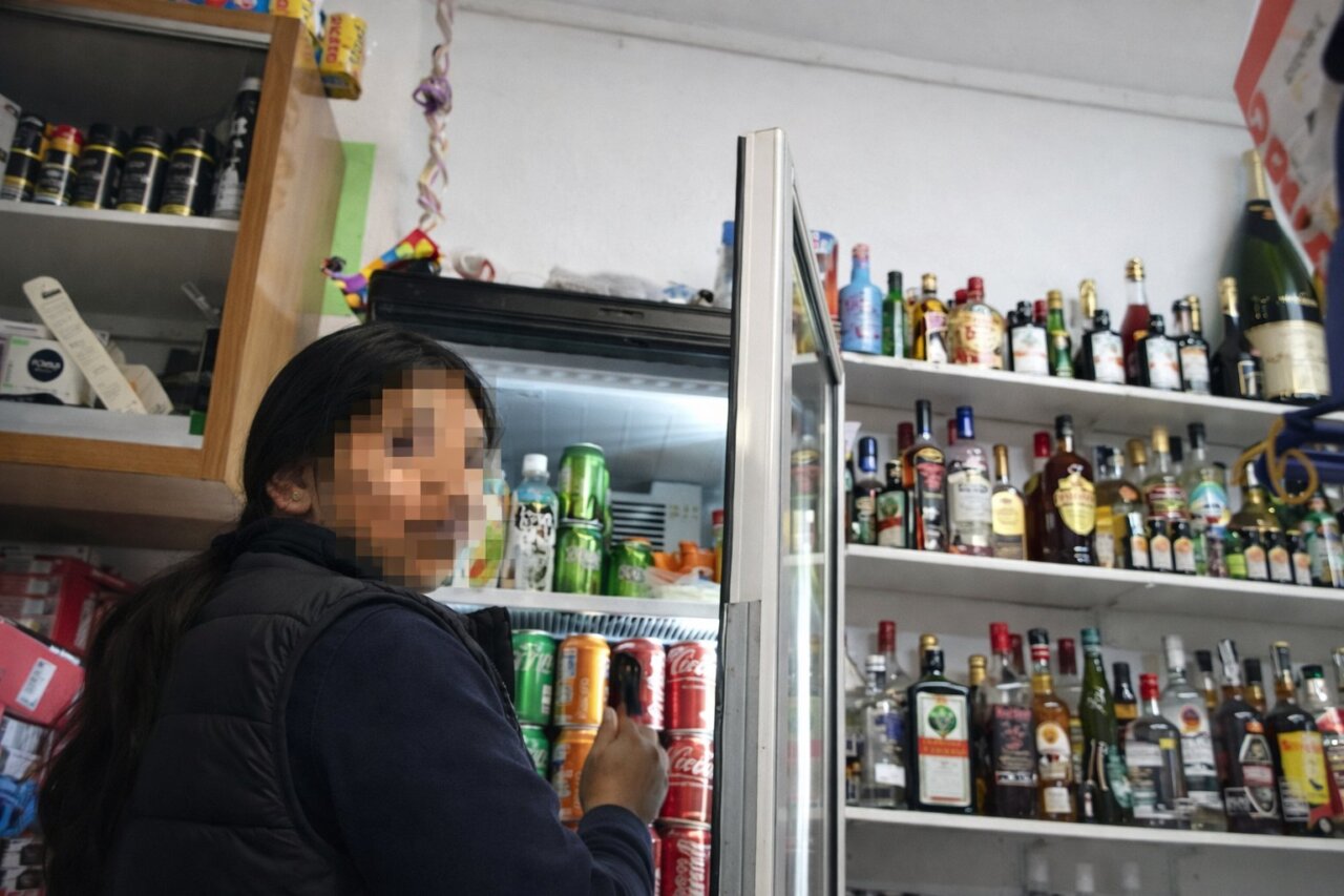 Persona en un establecimiento con bebidas alcoh&oacute;licas en la nevera