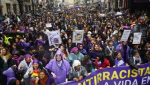 Multitud de mujeres en la manifestaci&oacute;n del 8M con pancartas y paraguas