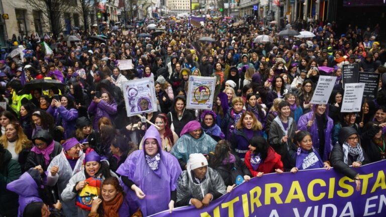 Multitud de mujeres en la manifestaci&oacute;n del 8M con pancartas y paraguas