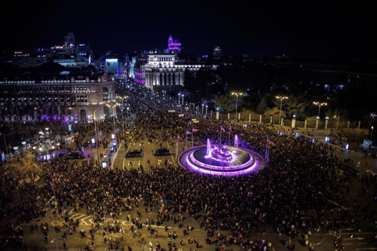 Multitudinaria manifestaci&oacute;n por el D&iacute;a Internacional de la Mujer en Madrid.