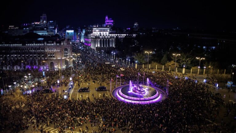 Multitudinaria manifestaci&oacute;n por el D&iacute;a Internacional de la Mujer en Madrid.