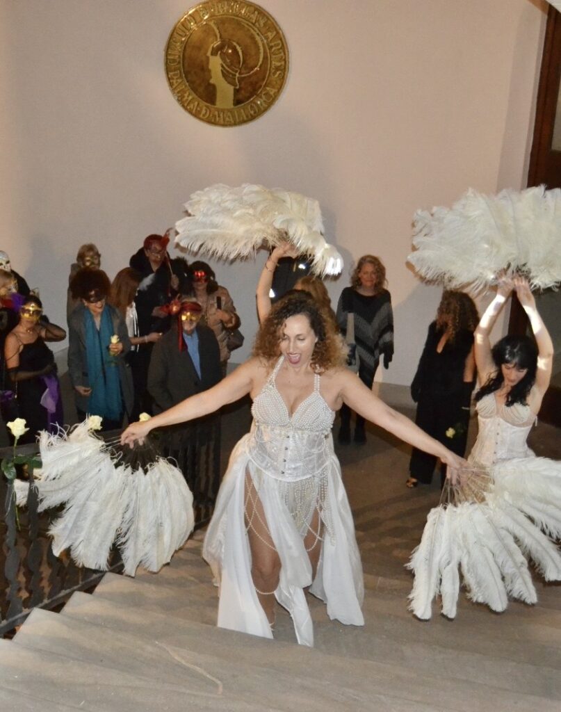 Actuaci&oacute;n de danza burlesque en la Fiesta de M&aacute;scaras de Primavera