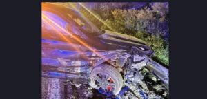 Coche accidentado en Palma tras chocar con un guardarra&iacute;l