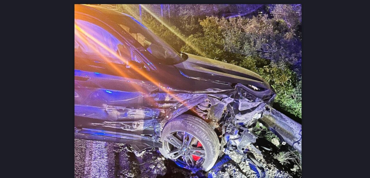 Coche accidentado en Palma tras chocar con un guardarra&iacute;l