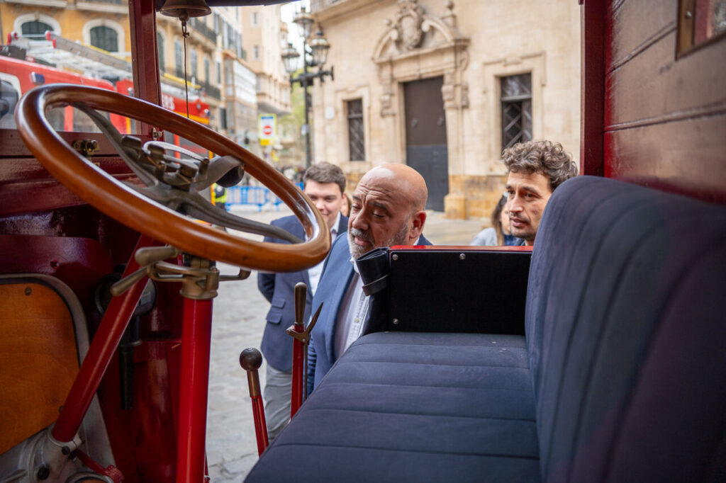 Interior de un cami&oacute;n de bomberos en Palma con personas observando