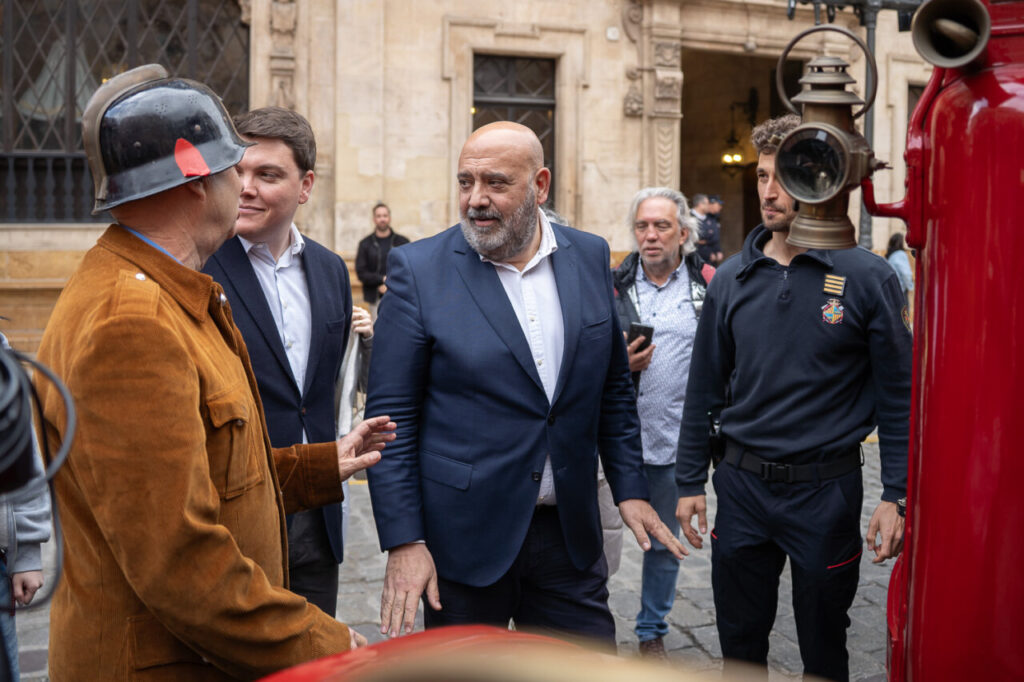 Cami&oacute;n de bomberos en un evento en Palma con varias personas conversando.