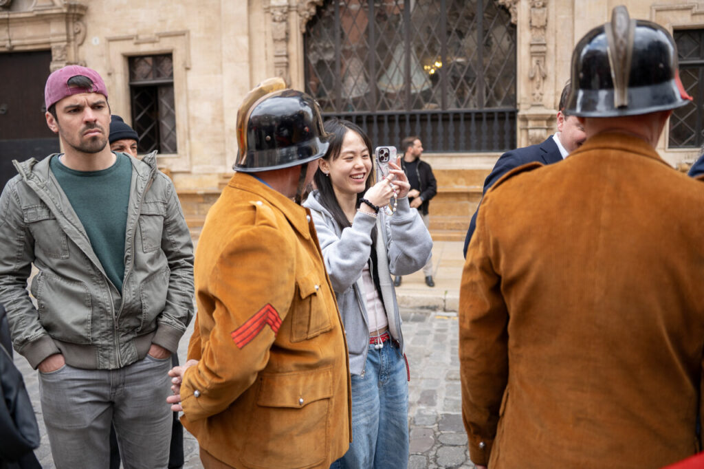 Cami&oacute;n de bomberos en Palma con personas observando