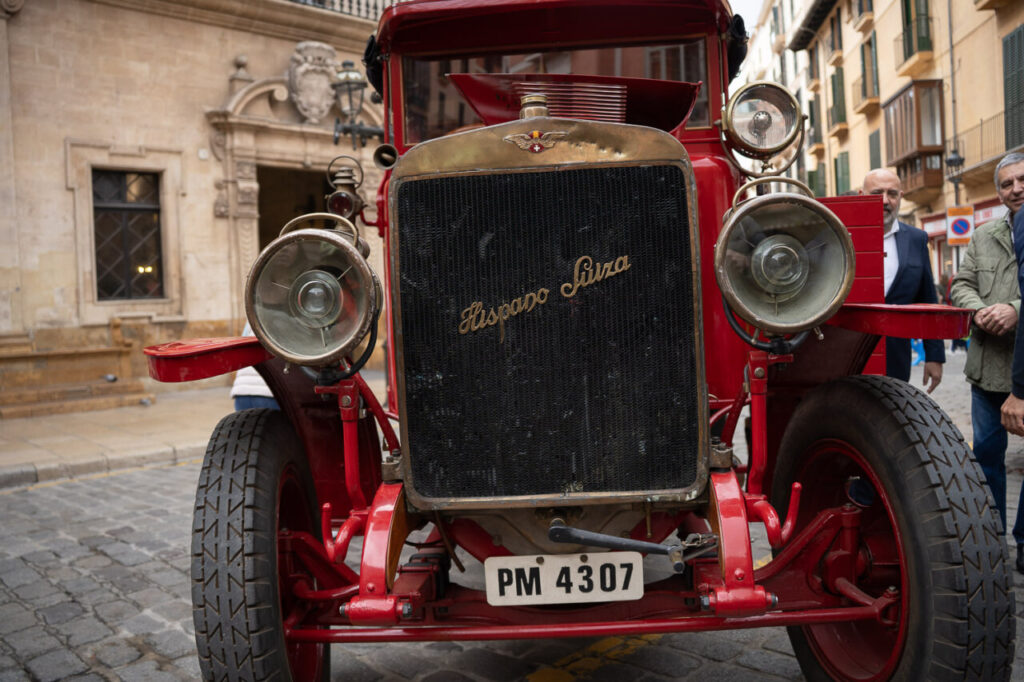 Cami&oacute;n de bomberos antiguo en las calles de Palma
