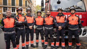 Grupo de bomberos junto a un cami&oacute;n en Palma