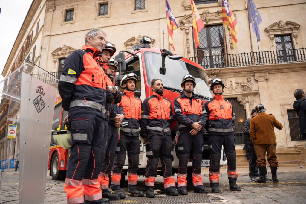 Grupo de bomberos junto a un cami&oacute;n en Palma de Mallorca
