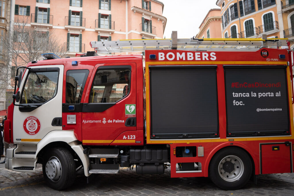 Cami&oacute;n de bomberos de Palma estacionado en la calle