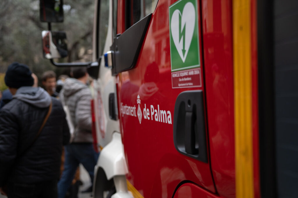 Cami&oacute;n de bomberos del Ayuntamiento de Palma en una calle