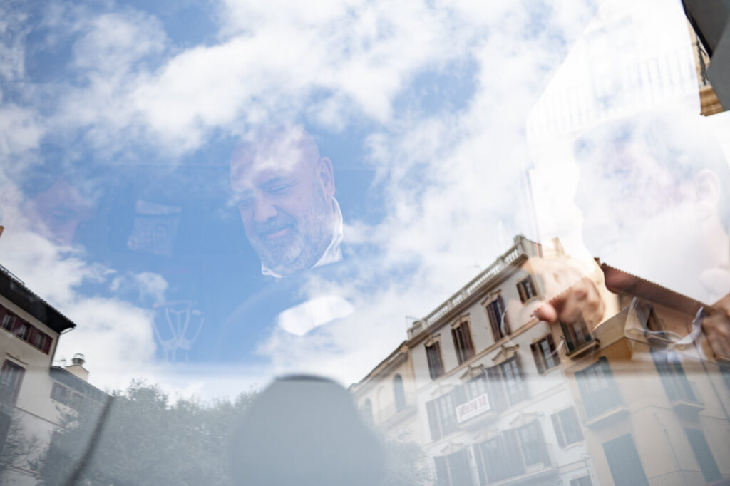 Cami&oacute;n de bomberos en Palma con reflejos de edificios y cielo