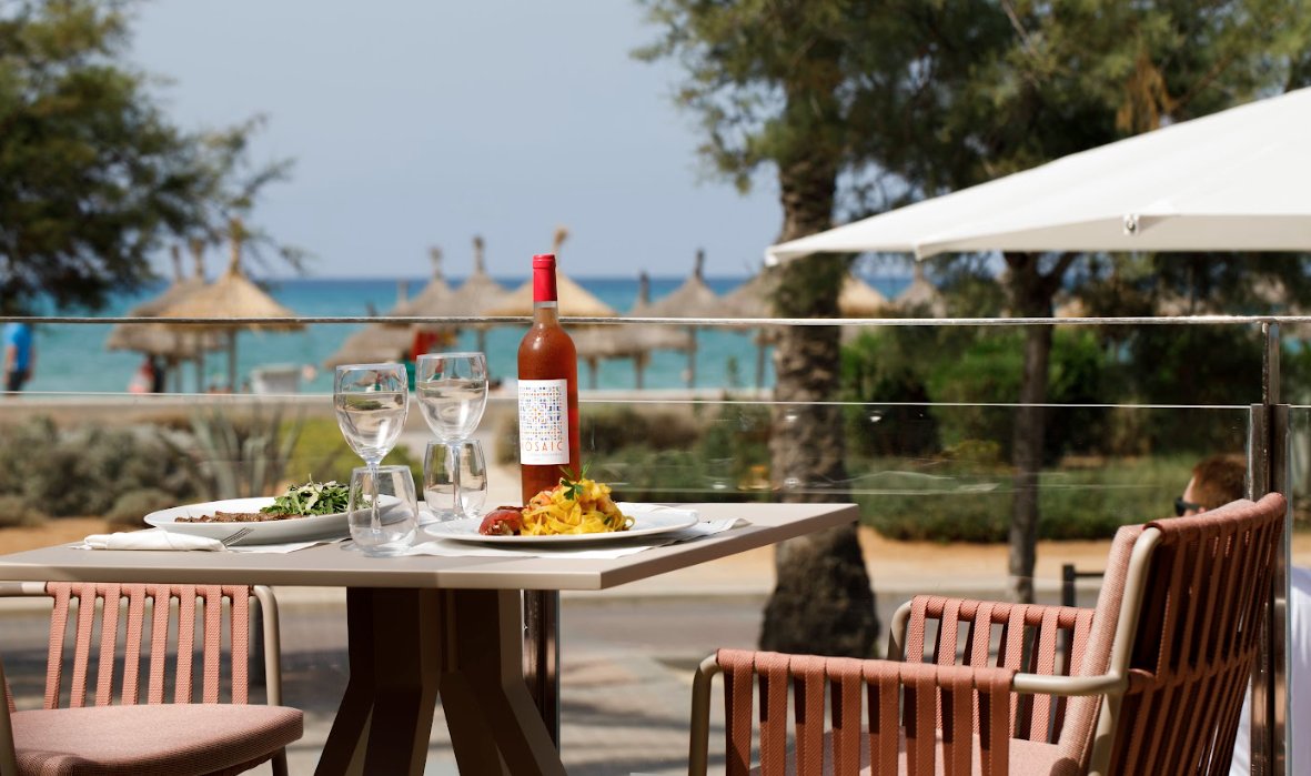 Mesa con comida y bebida en un entorno mediterráneo