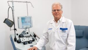 M&eacute;dico en Cl&iacute;nica Juaneda con equipo para tratamiento de Alzheimer