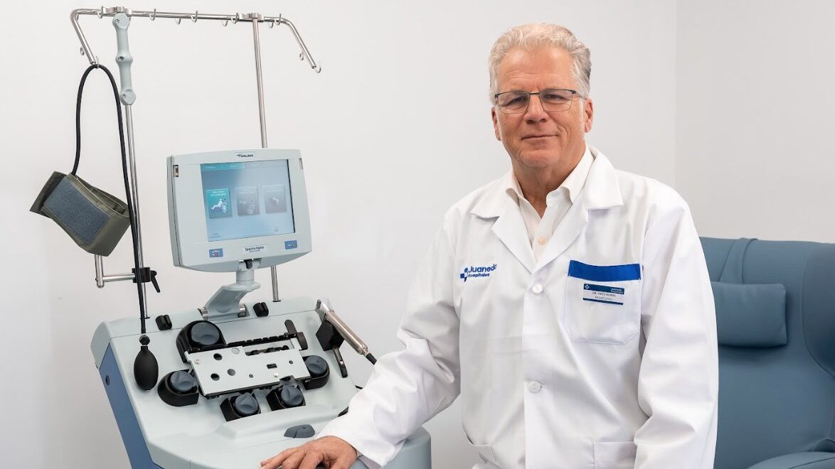 M&eacute;dico en Cl&iacute;nica Juaneda con equipo para tratamiento de Alzheimer