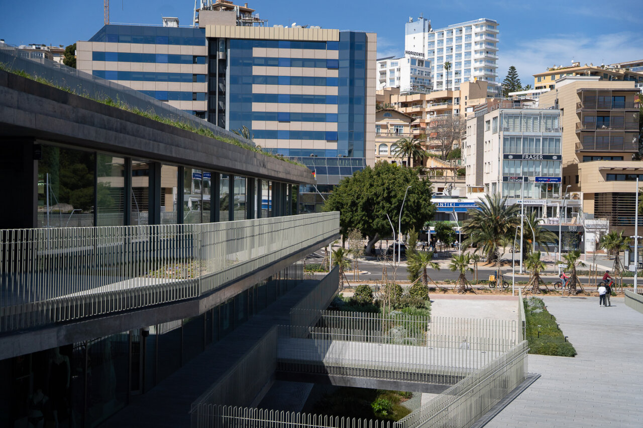 Vista del edificio Club de Mar en Mallorca con arquitectura moderna.