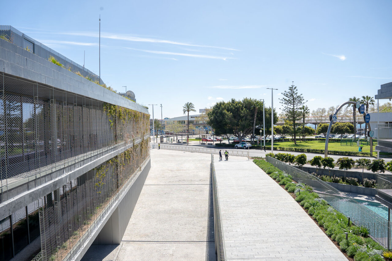 Vista del edificio Club de Mar con vegetación y camino pavimentado.