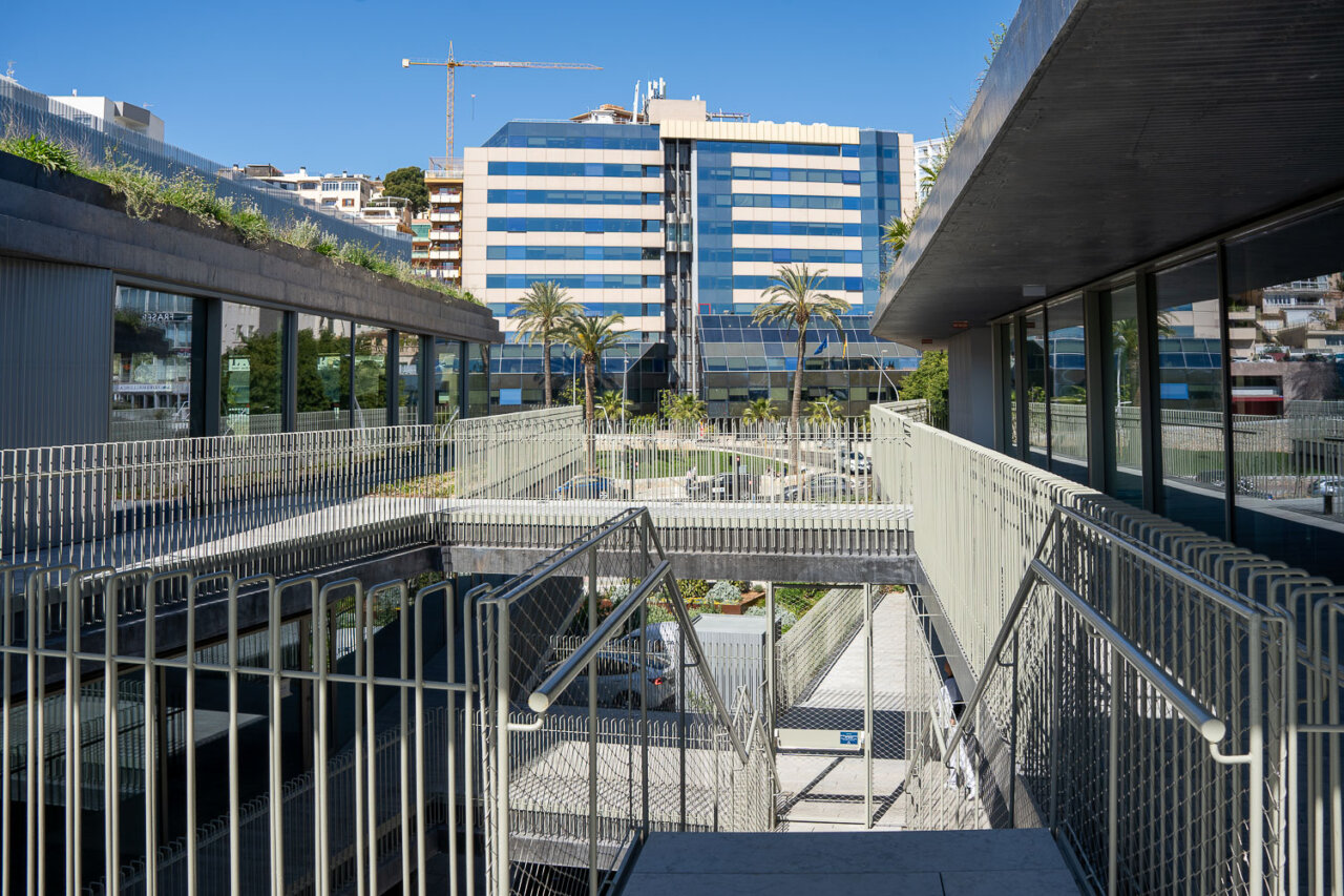 Vista del Club de Mar con arquitectura moderna y palmeras