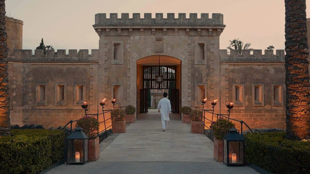Entrada del Hotel Cap Rocat en Mallorca al atardecer con antorchas encendidas