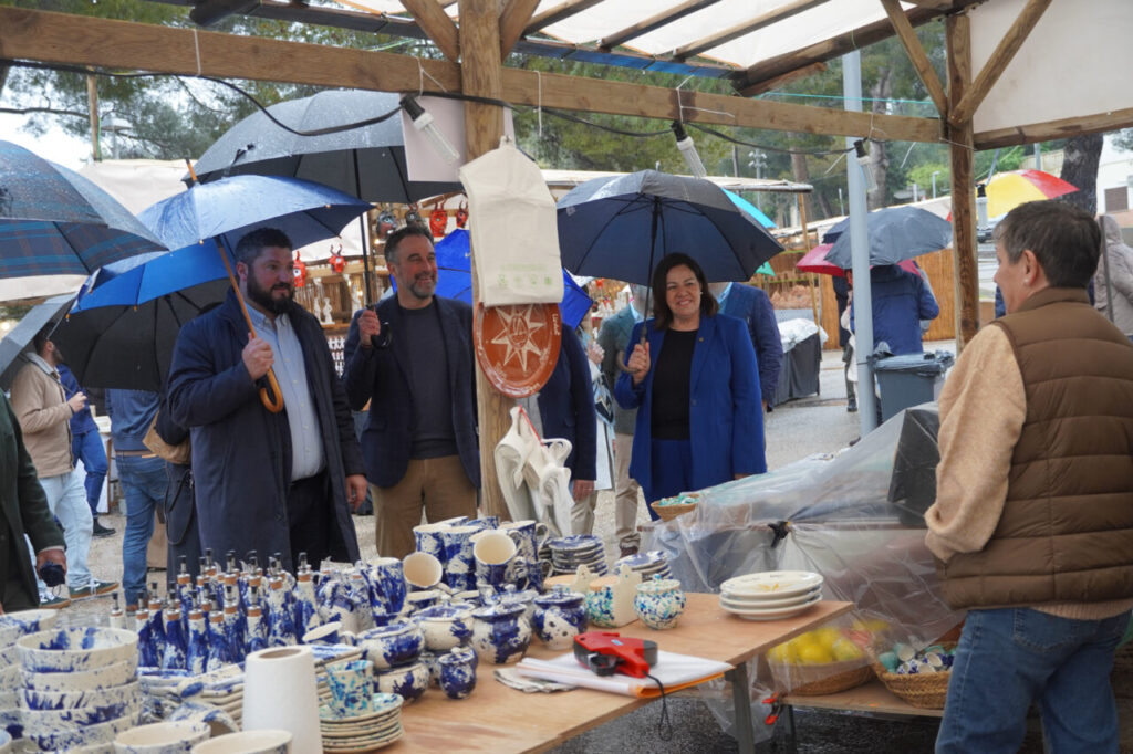 Inauguraci&oacute;n de la Fira del Fang en Marratx&iacute; con ceramistas y autoridades bajo la lluvia