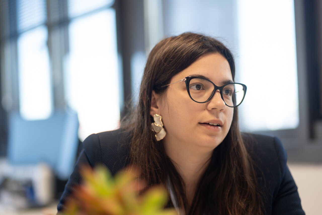 Marta Pons durante una entrevista en un entorno profesional