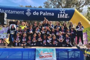 Grupo de ni&ntilde;os con medallas en la III Cursa Solid&agrave;ria de San Jos&eacute; de la Monta&ntilde;a