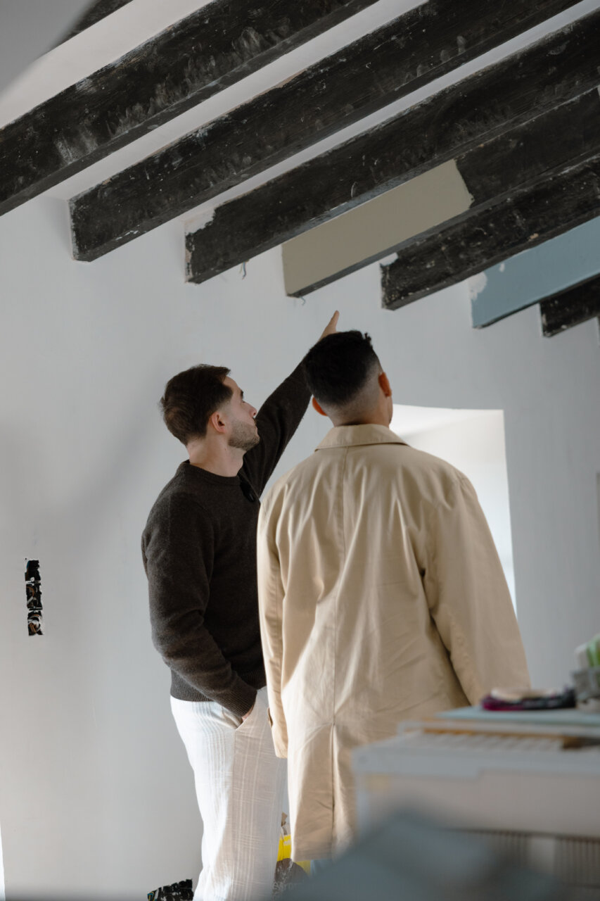 Dos j&oacute;venes ingenieros discutiendo sobre un proyecto de construcci&oacute;n en Mallorca.