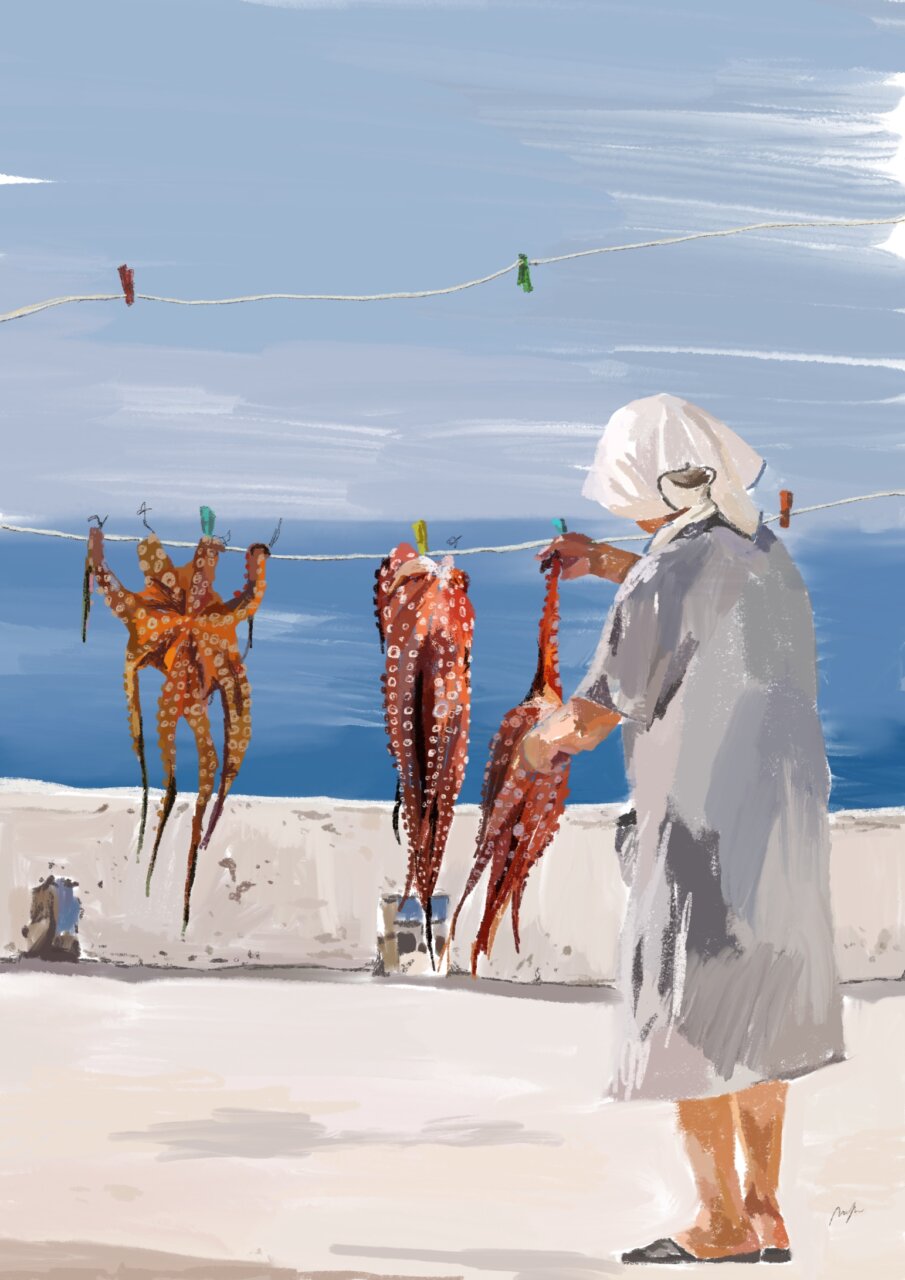 Mujer sosteniendo pulpos en un entorno costero