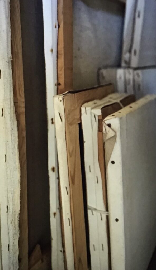 Lienzos apilados en un taller de arte de Magda Trobat