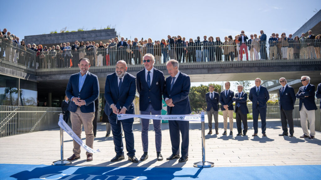 Inauguraci&oacute;n de la pasarela en Club de Mar con varios asistentes