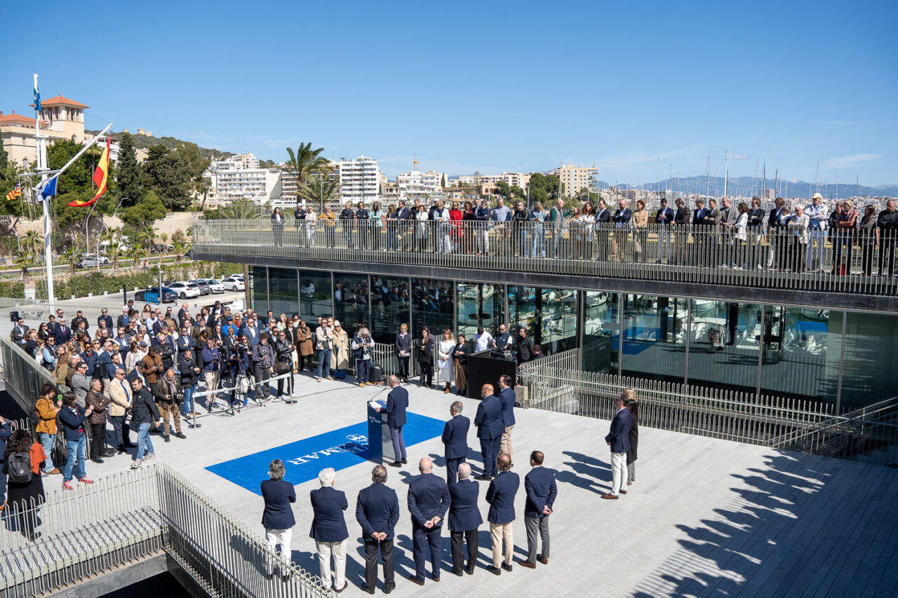 Ceremonia de inauguración de la pasarela en Club de Mar con público presente.