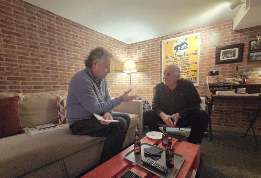 Mart&iacute;n March charlando con Xisco Barcel&oacute;