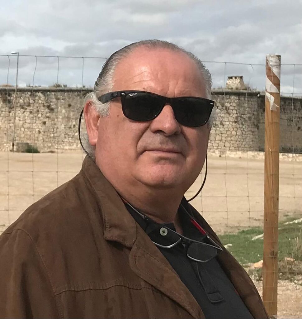 Mart&iacute;n March posando durante un paseo