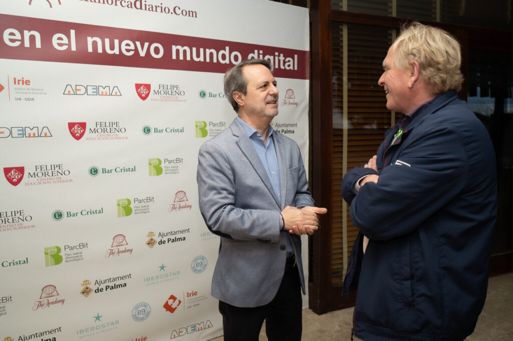 Dos hombres conversando en un evento sobre educaci&oacute;n y tecnolog&iacute;a