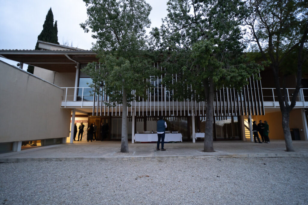 Vista exterior del auditorio del Parc Bit durante la mesa redonda sobre educaci&oacute;n