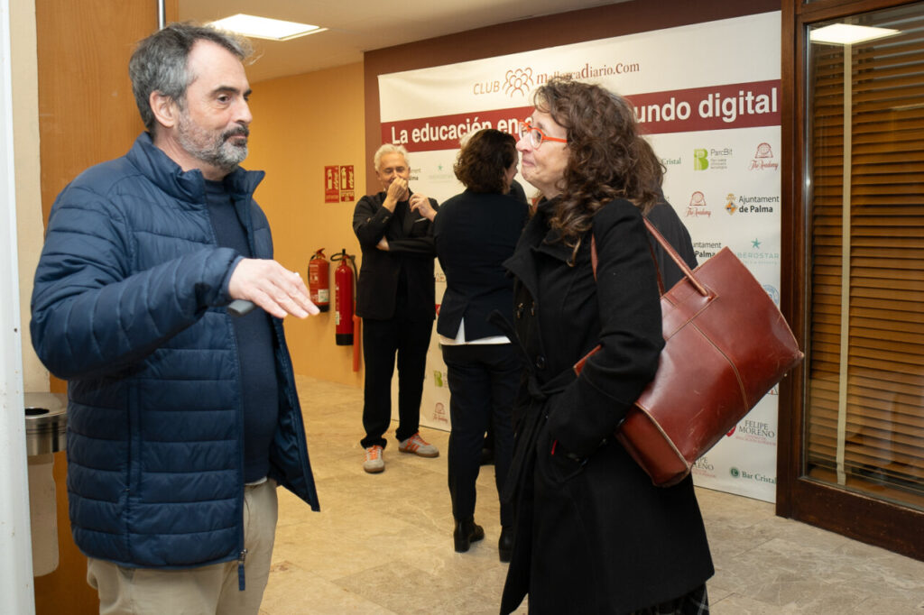 Participantes discutiendo sobre educaci&oacute;n y tecnolog&iacute;a en un evento.