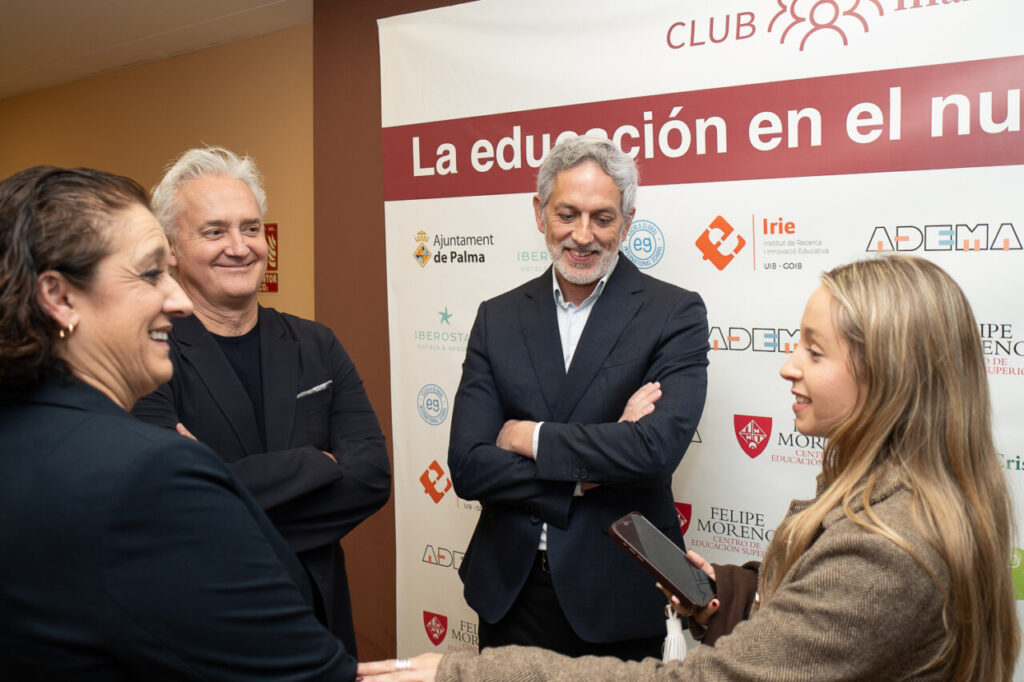 Participantes en una mesa redonda sobre educaci&oacute;n y tecnolog&iacute;a
