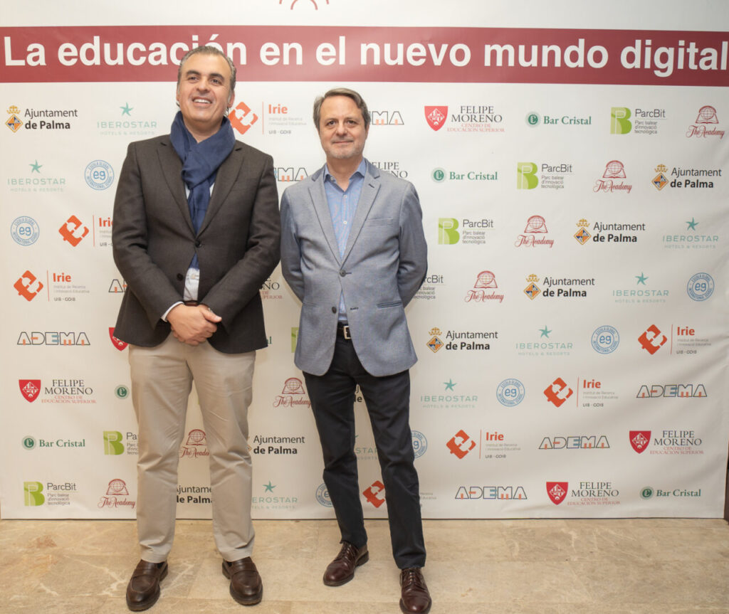 Dos ponentes en una mesa redonda sobre educaci&oacute;n y tecnolog&iacute;a en Mallorca.