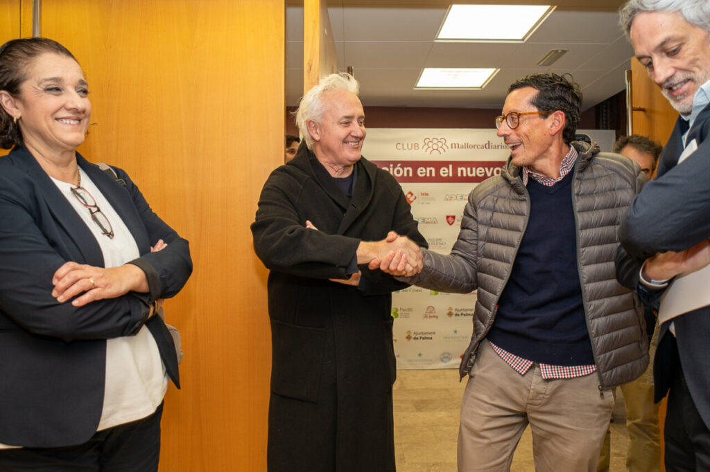 Participantes en mesa redonda sobre educaci&oacute;n y inteligencia artificial en Parc Bit