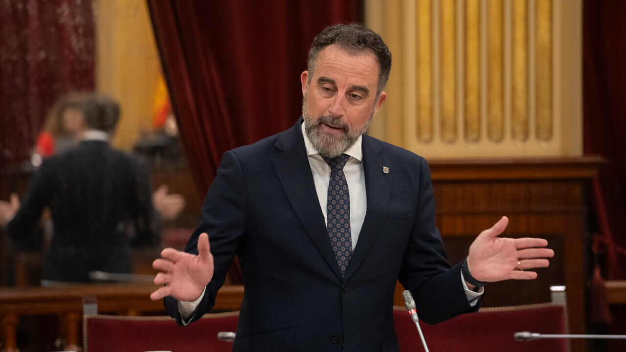 Un hombre hablando en el parlamento con gestos expresivos