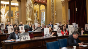 Reuni&oacute;n en el Parlament con retratos de personas hist&oacute;ricas